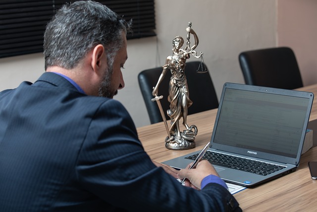 lawyer-640x480-67938374.jpeg