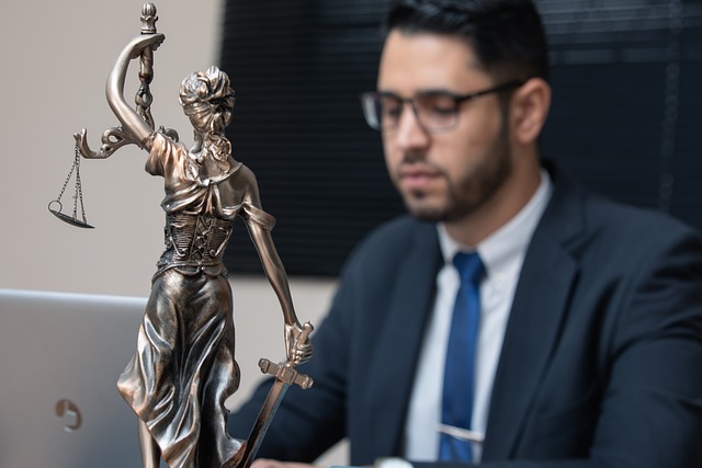 lawyer-640x480-80439960.jpeg