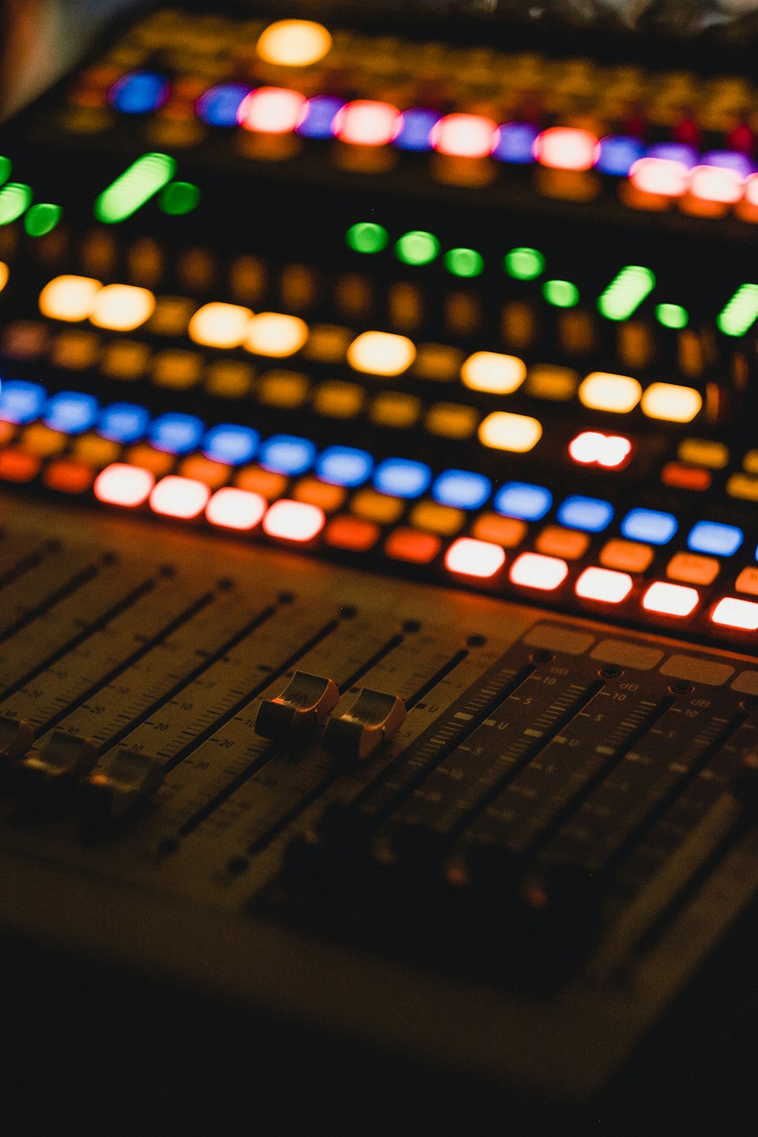 Gear Guide: Mastering Sound with Studio Monitors & Mix Techniques