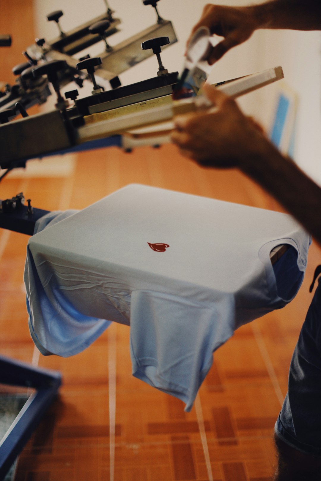 Master Heat Press Machines: Clamshell vs Swing-Away Techniques & Maintenance